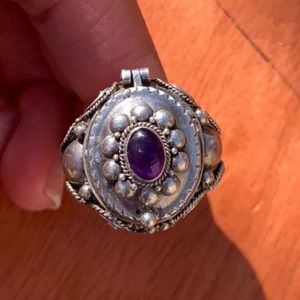 Vintage 925 Sterling Silver Scroll Poison Amethyst stone ring